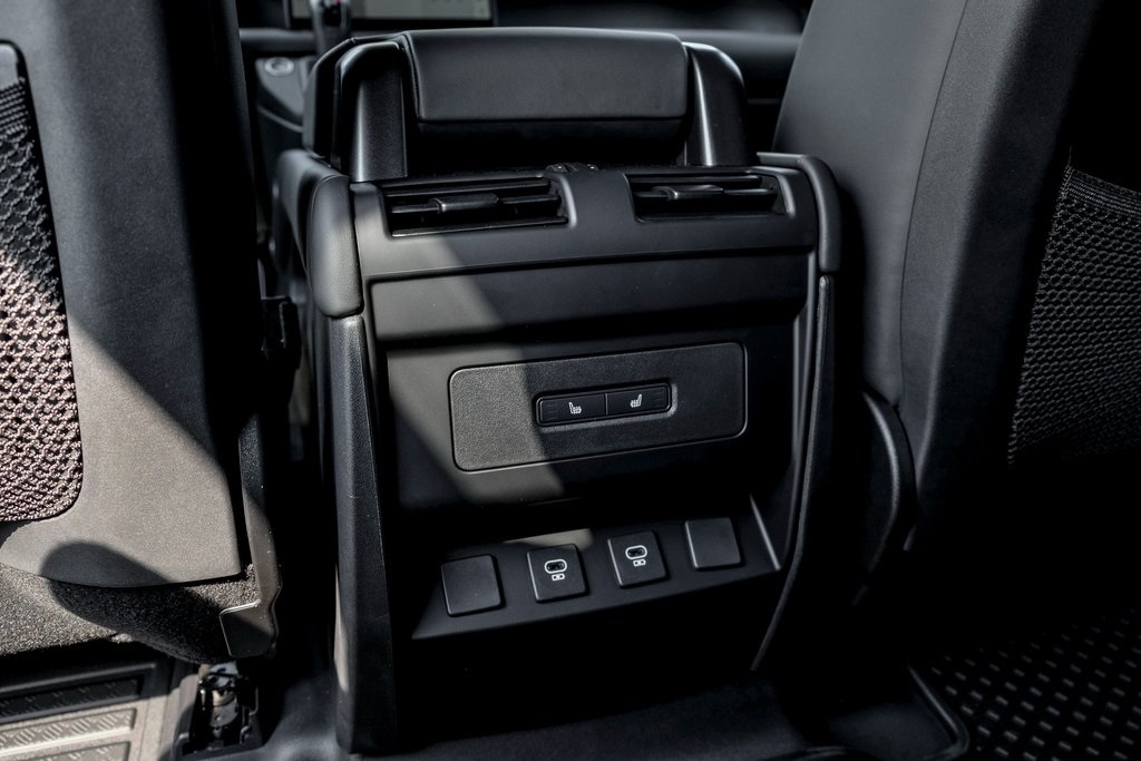 2025 Land Rover Defender 110 X-Dynamic SE photo 17