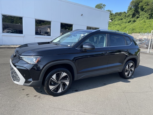 2025 Volkswagen Taos SE photo 2