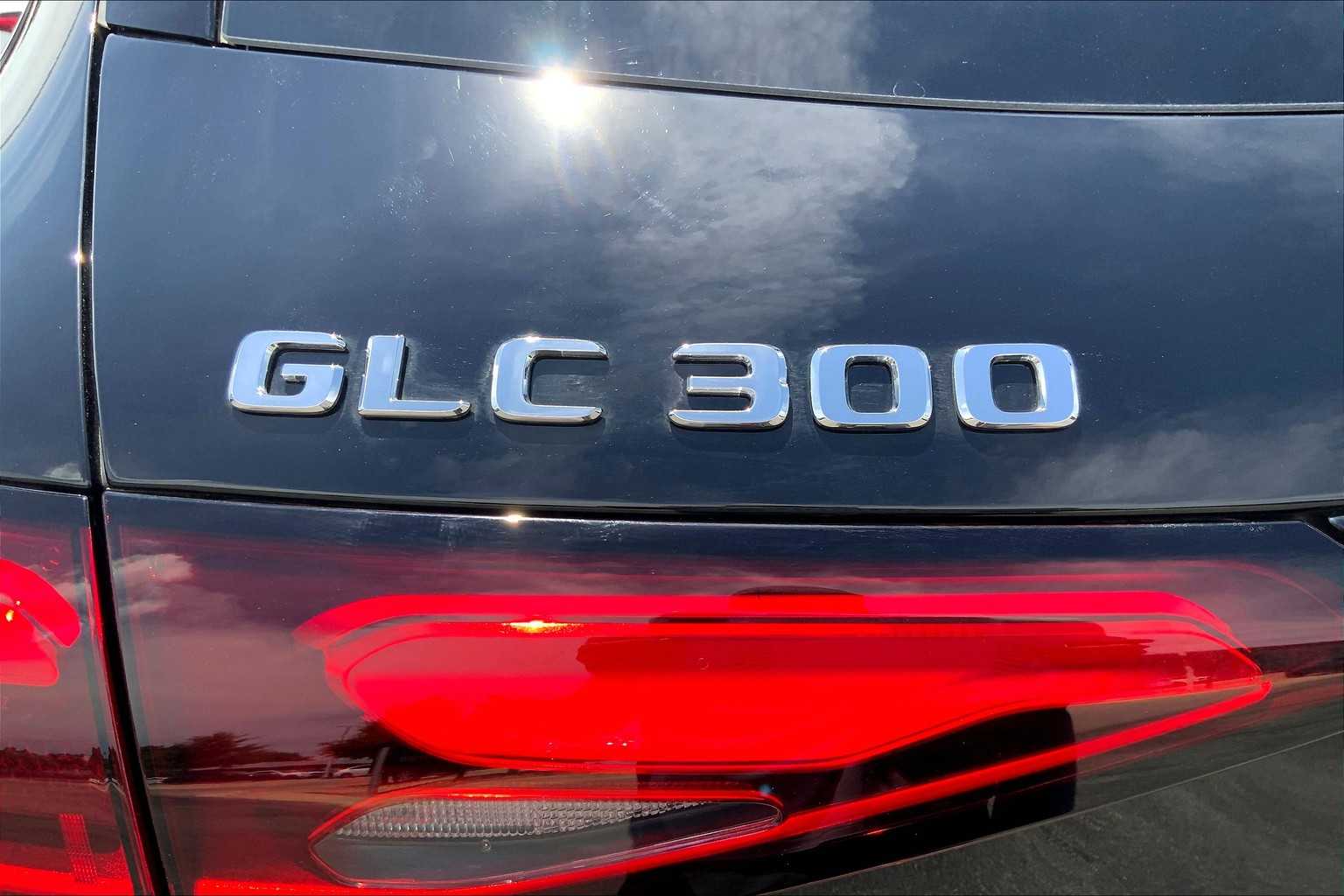 2025 Mercedes Benz GLC 300 photo 7