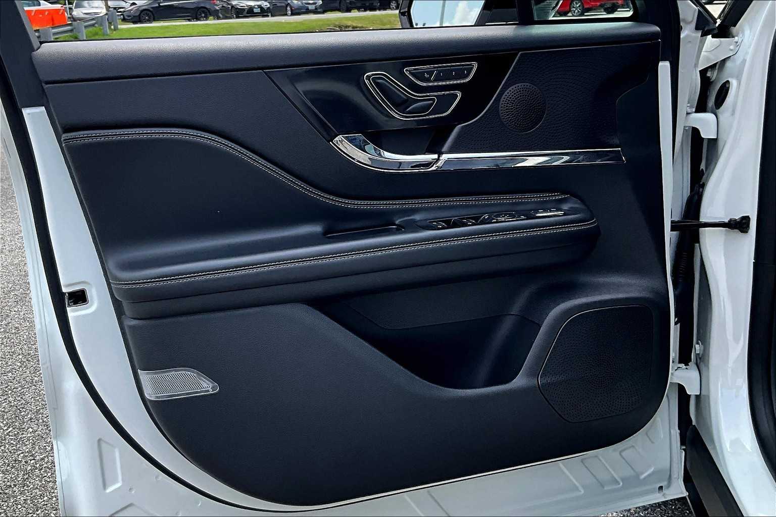 2023 Lincoln Corsair Standard photo 18