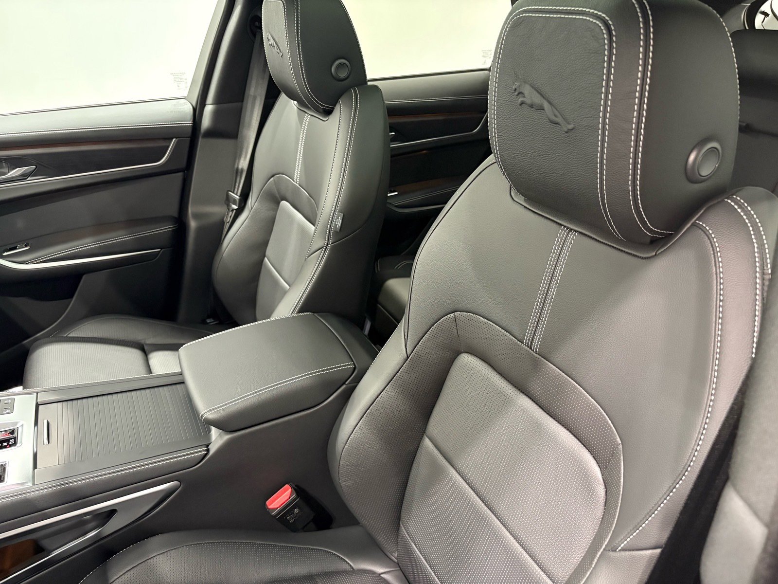 2026 Jaguar F-PACE R-Dynamic S P250 photo 7