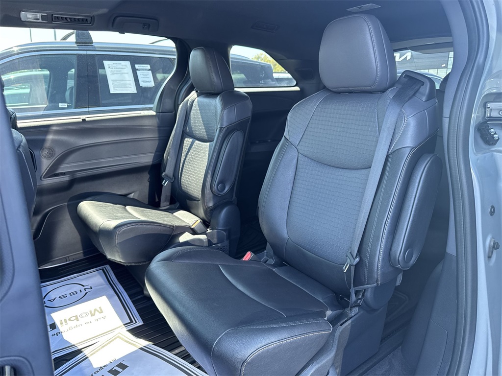 2024 Toyota Sienna LE photo 28