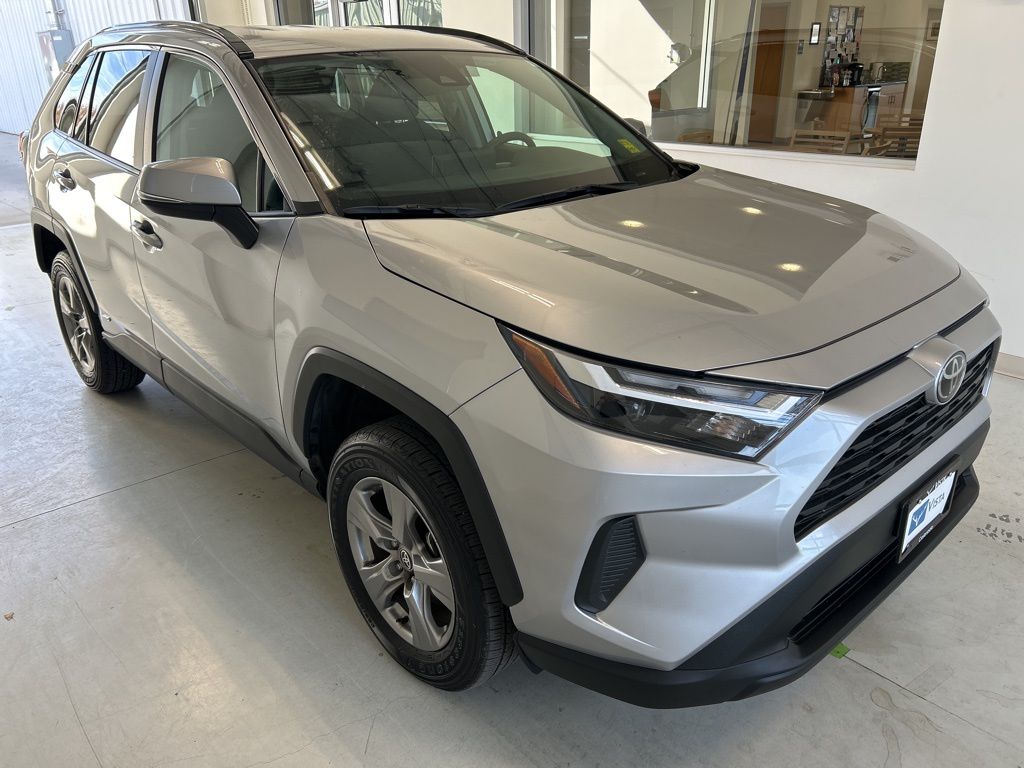 2025 Toyota RAV4 XLE's photo