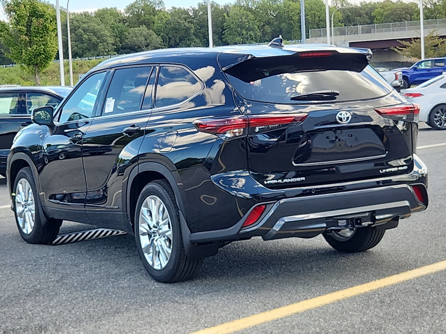 2025 Toyota Highlander Limited photo 3
