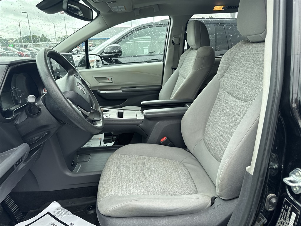 2021 Toyota Sienna LE photo 17
