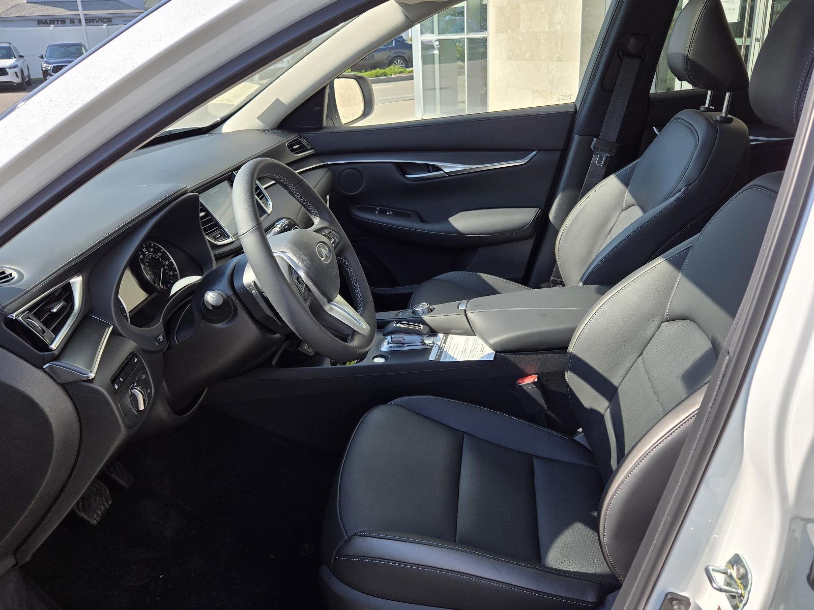 2025 Infiniti QX50 Luxe AWD photo 3