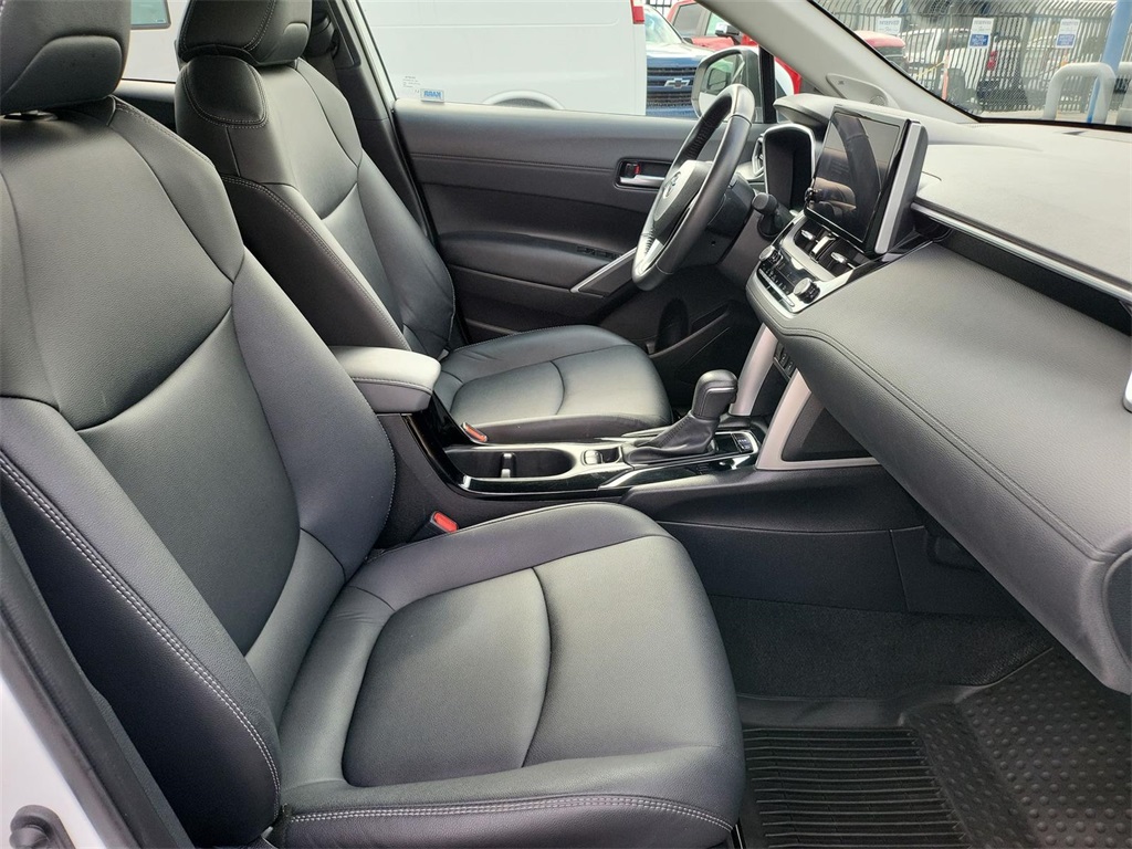 2024 Toyota Corolla Cross XLE photo 19