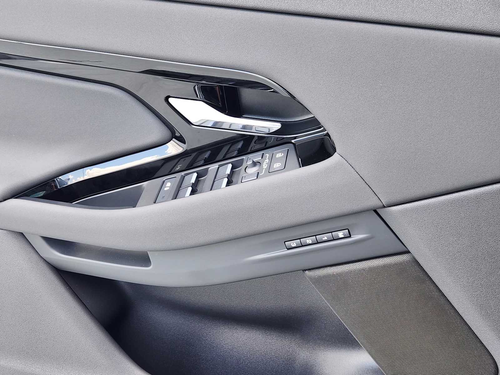 2026 Land Rover Range Rover Evoque Dynamic SE photo 18