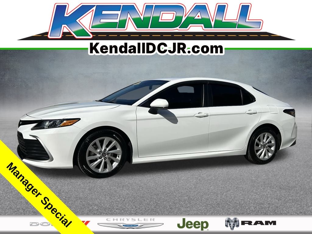 2023 Toyota Camry LE's photo