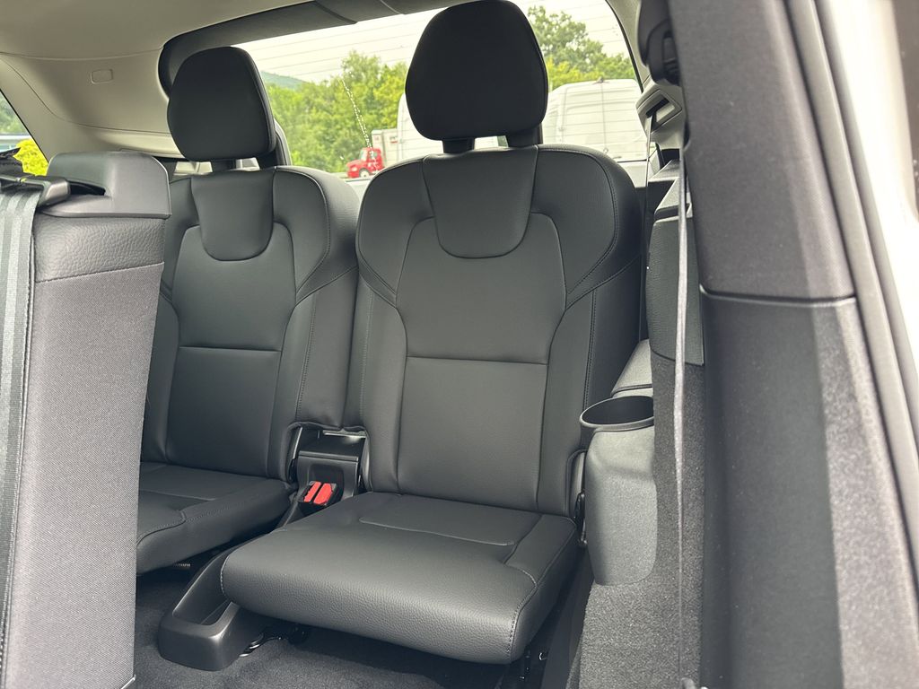 2025 Volvo XC90 Core photo 39
