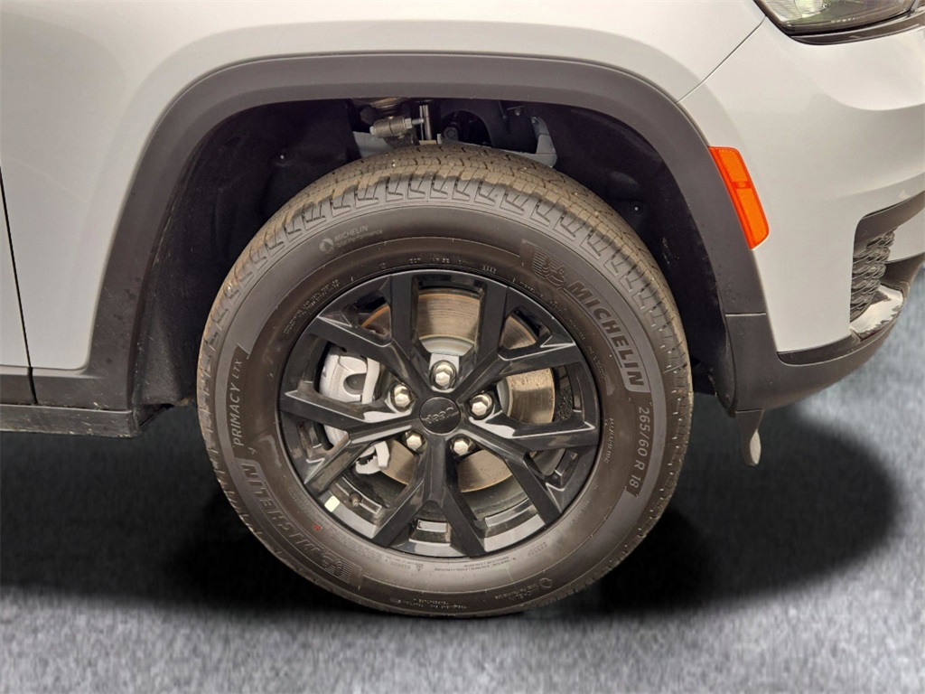 2025 Jeep Grand Cherokee Altitude photo 2