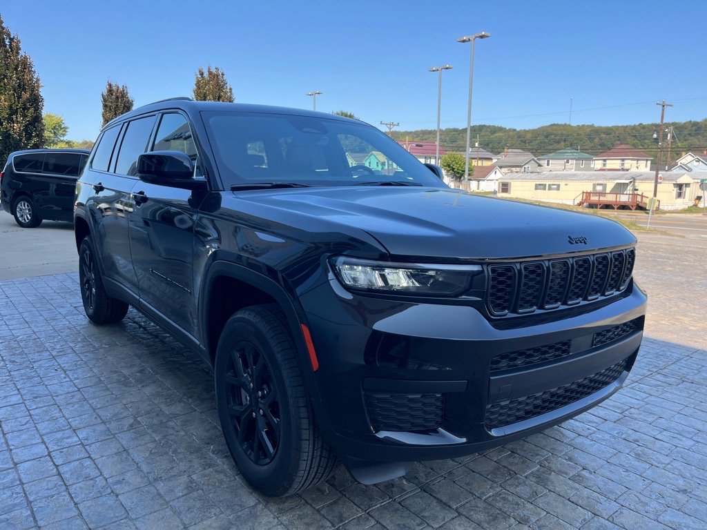 2025 Jeep Grand Cherokee Laredo Altitude photo 2