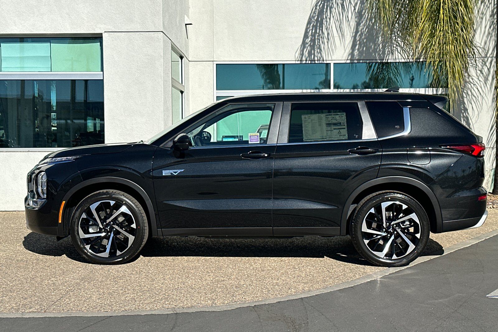 2025 Mitsubishi Outlander PHEV SE photo 7
