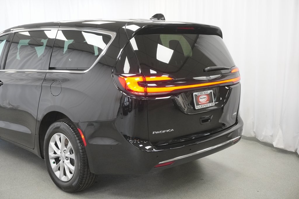 2025 Chrysler Pacifica photo 11