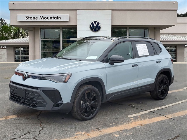 2025 Volkswagen Taos SE Black's photo