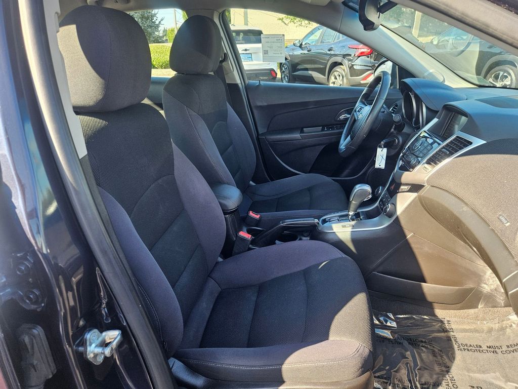 2015 Chevrolet Cruze LT photo 31