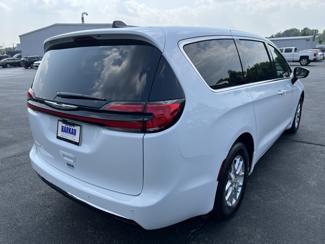 2026 Chrysler Pacifica photo 3