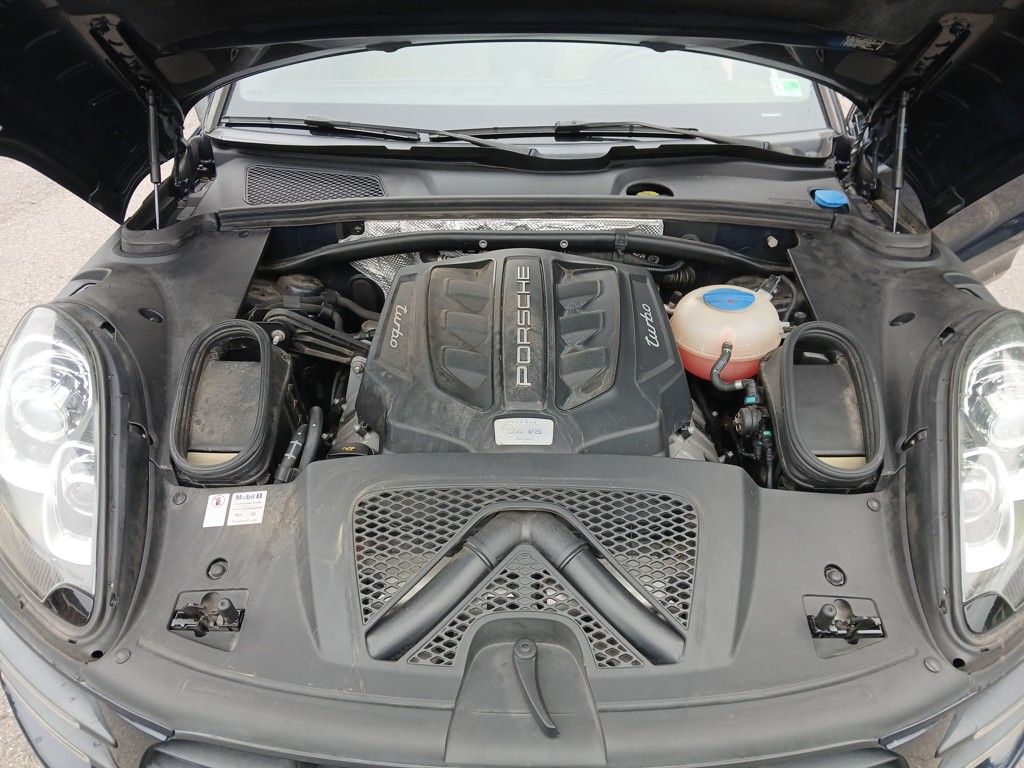2017 Porsche Macan Turbo photo 22