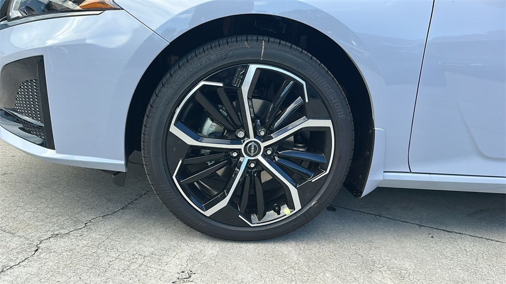 2025 Nissan Altima SR photo 9