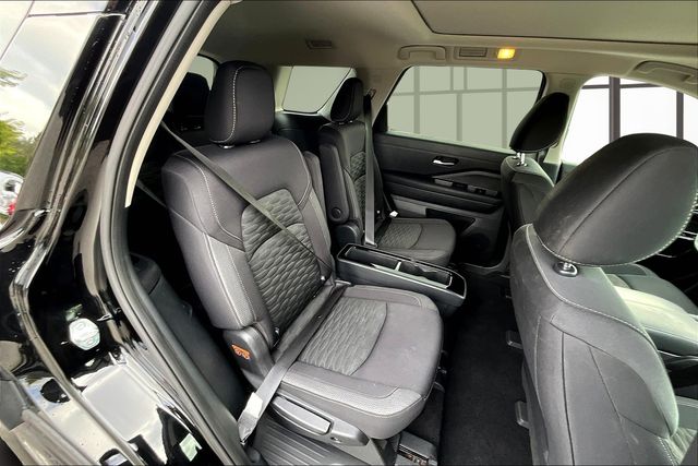 2022 Nissan Pathfinder SV photo 28
