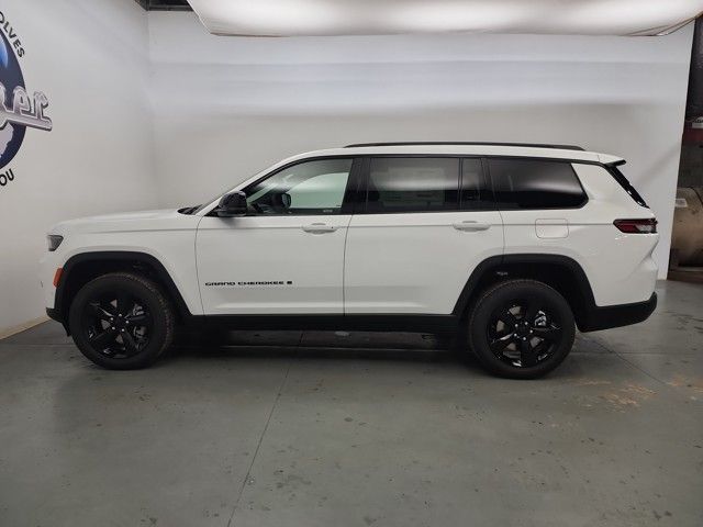 2025 Jeep Grand Cherokee Limited photo 3