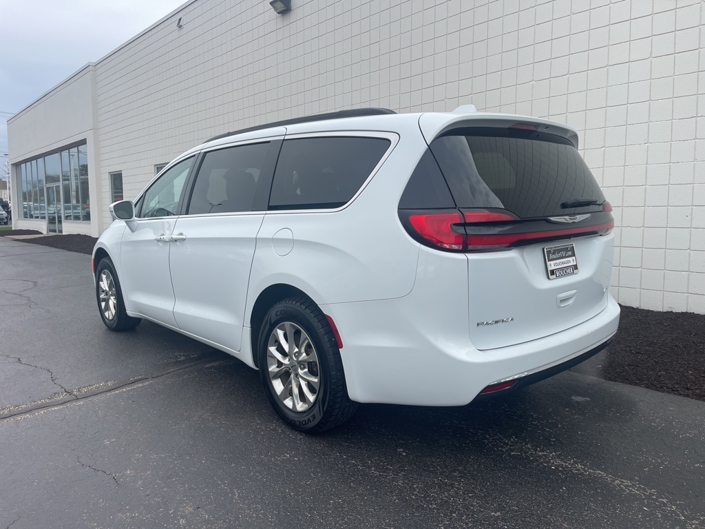 2022 Chrysler Pacifica Touring L photo 3