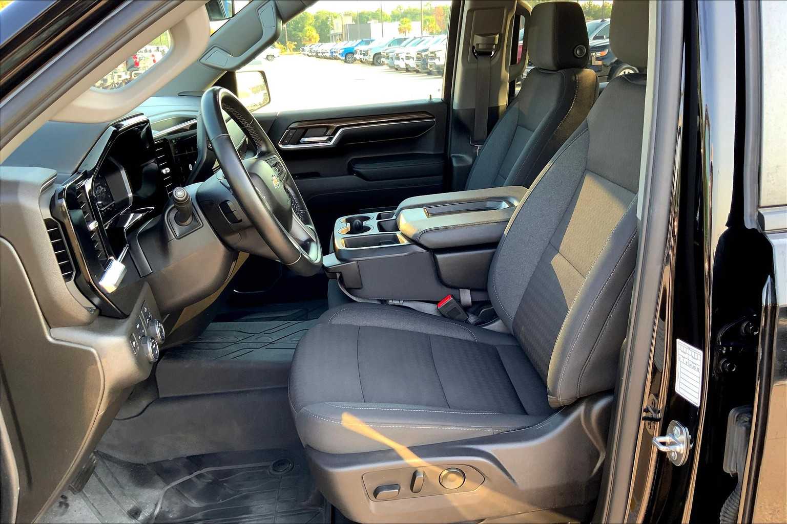 2024 Chevrolet Silverado 1500 LT photo 7