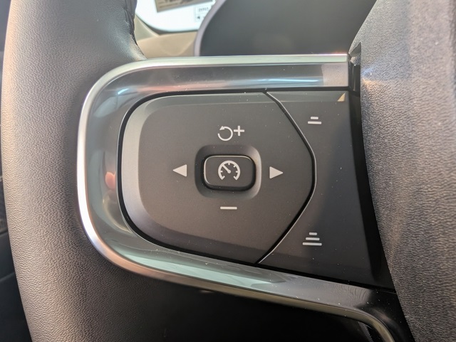 2025 Volvo XC40 photo 13