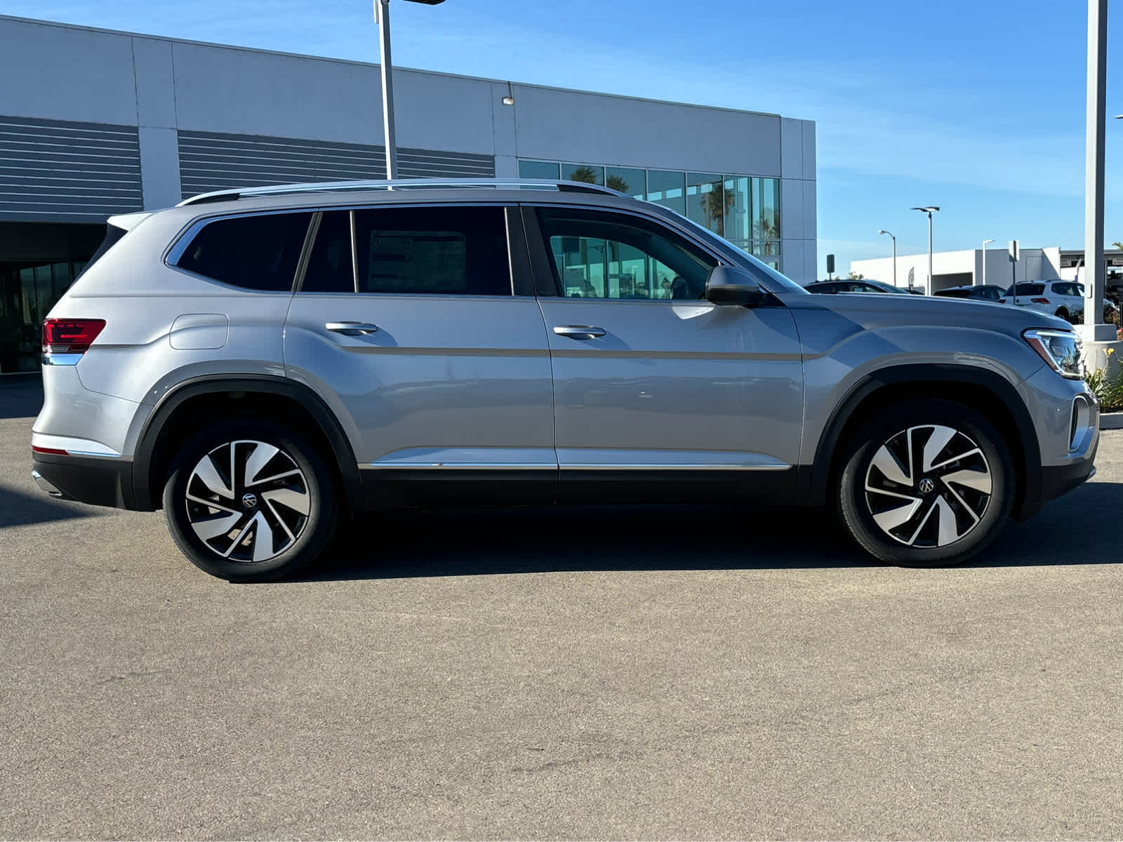 2024 Volkswagen Atlas SEL photo 2