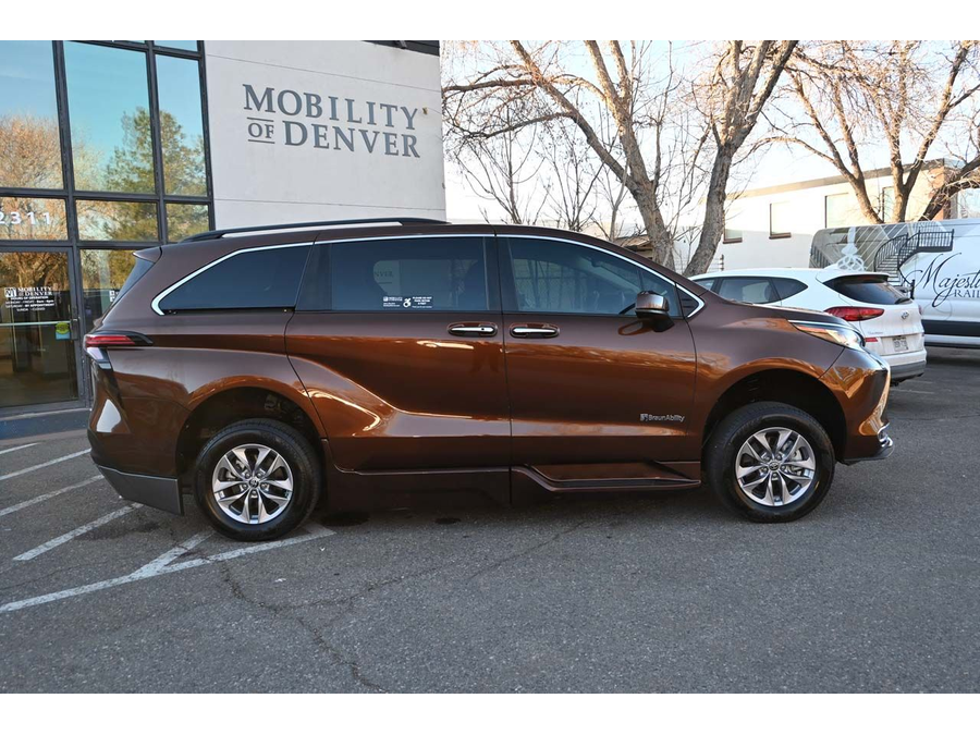 2022 Toyota Sienna XLE photo 5