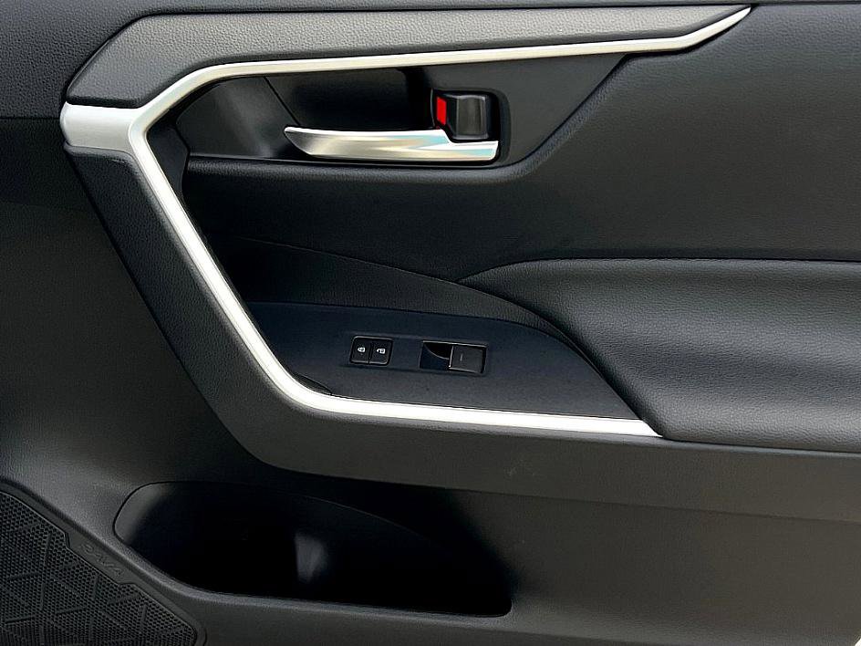 2022 Toyota RAV4 Hybrid XLE photo 22