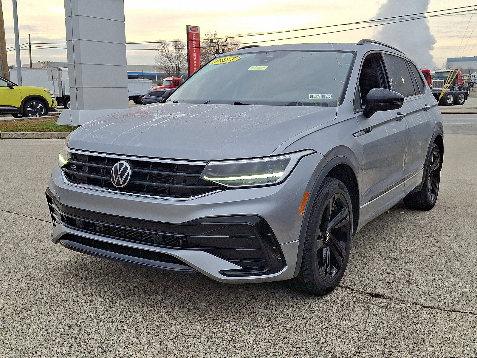 2023 Volkswagen Tiguan SE R-Line Black photo 2