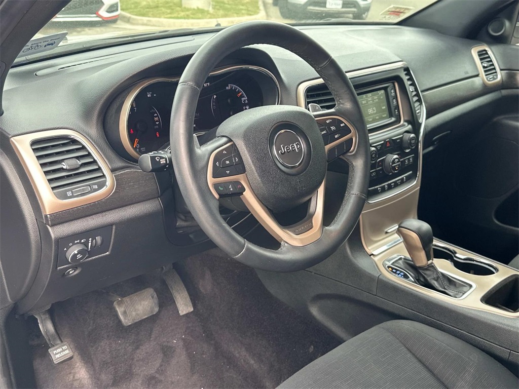 2017 Jeep Grand Cherokee Laredo photo 2