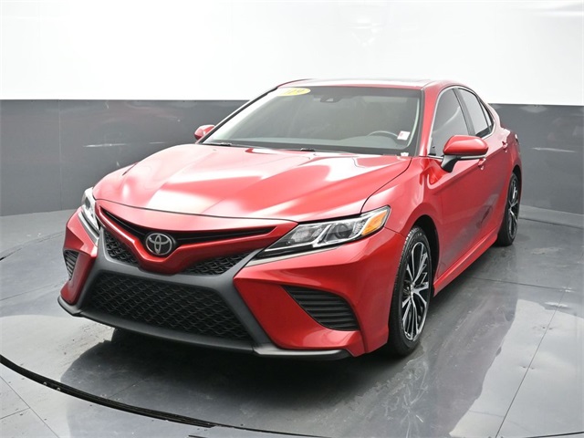 2019 Toyota Camry SE's photo