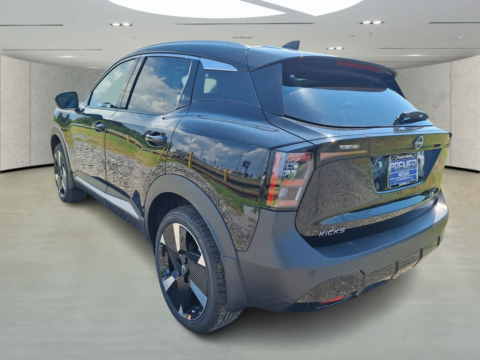 2025 Nissan Kicks SR photo 3