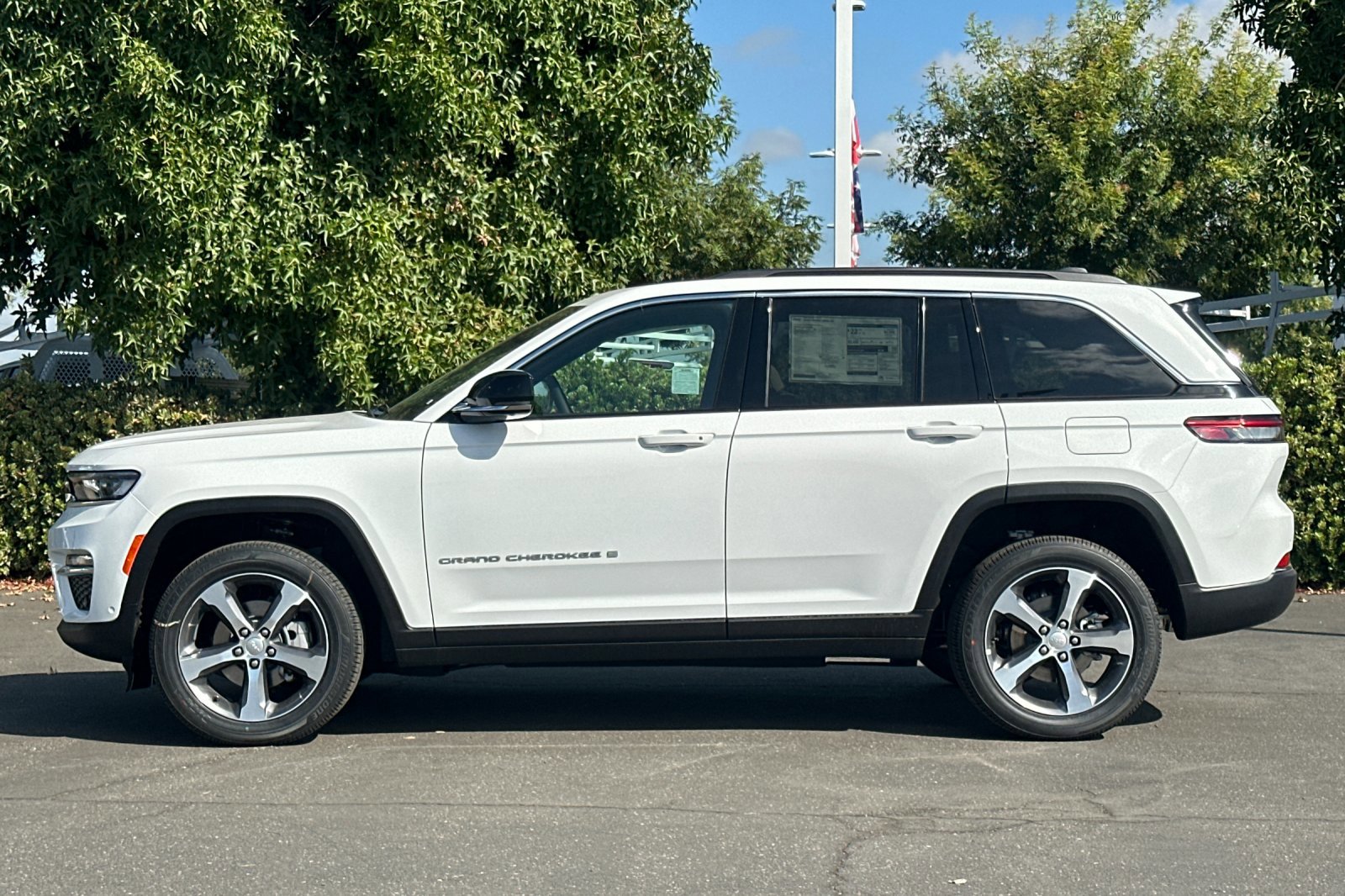 2025 Jeep Grand Cherokee Limited photo 3