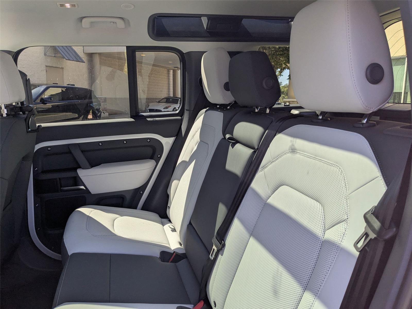 2026 Land Rover Defender 110 S photo 28