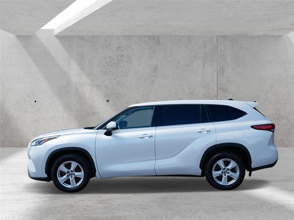 2022 Toyota Highlander LE photo 4