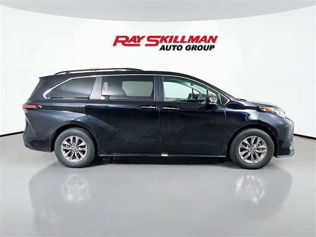 2024 Toyota Sienna XLE photo 7
