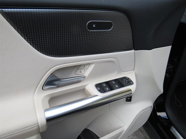 2022 Mercedes Benz GLA 250 4MATIC photo 2