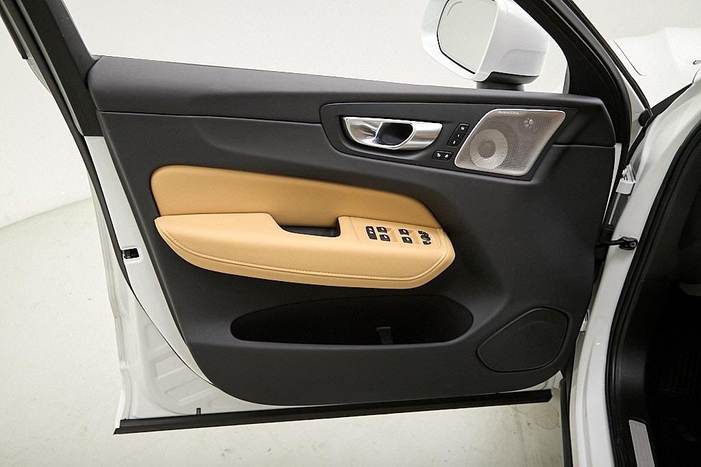 2023 VOLVO XC60 - Image 10