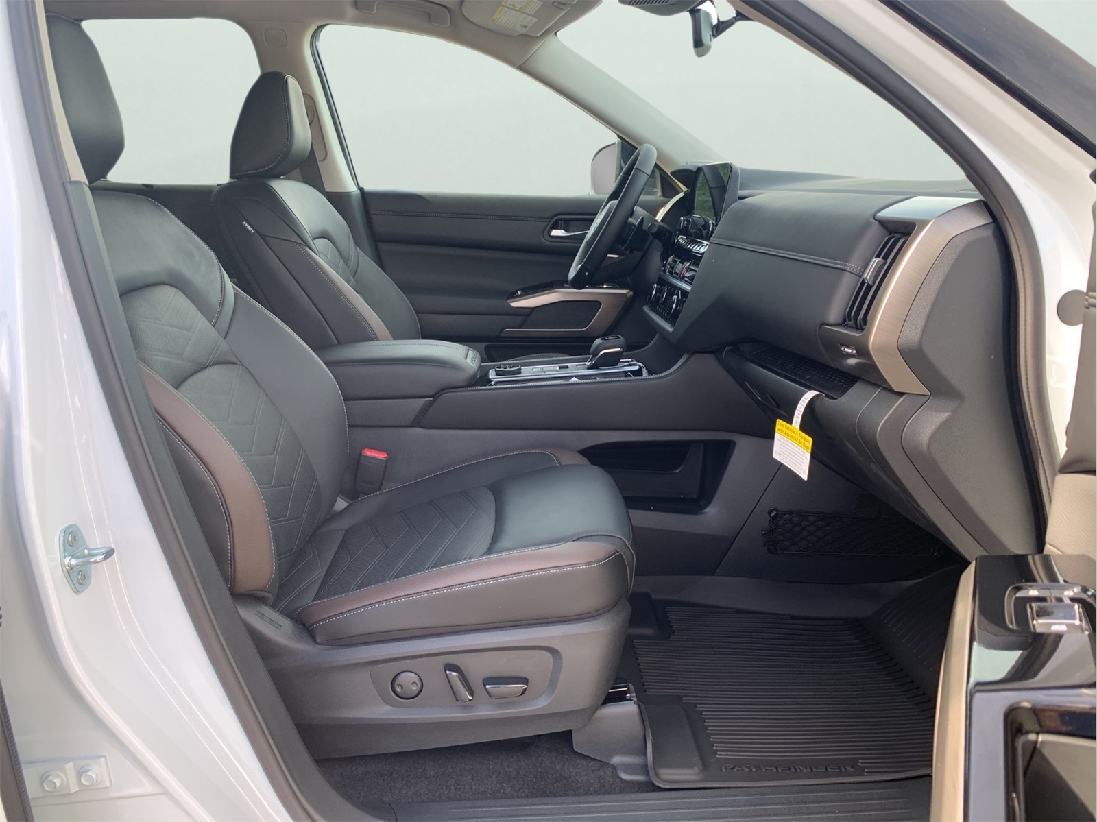 2025 Nissan Pathfinder Platinum photo 29