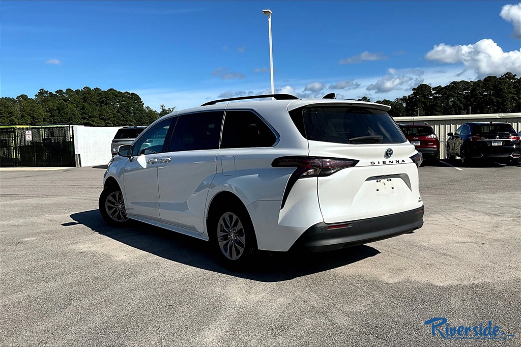 2023 Toyota Sienna XLE photo 6