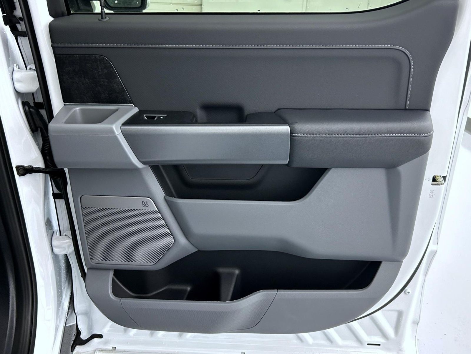 2025 Ford F-150 Lightning photo 14