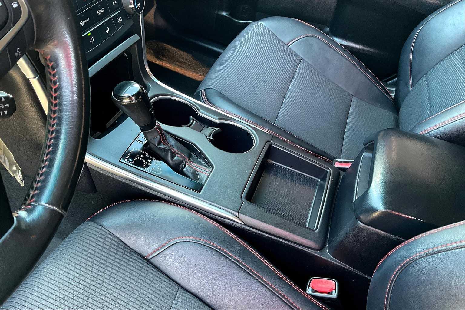 2016 Toyota Camry SE photo 15