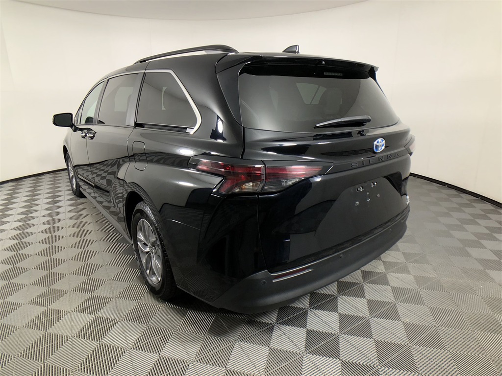 2024 Toyota Sienna XLE photo 8