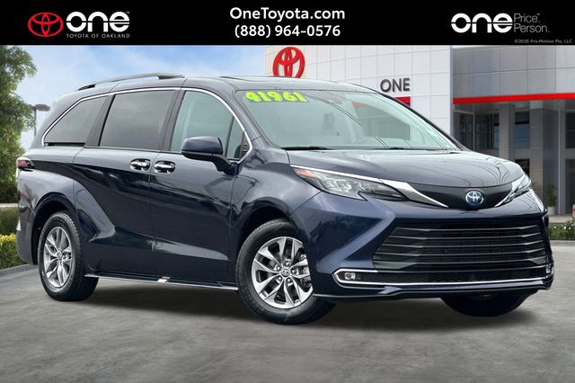 2024 Toyota Sienna XLE's photo