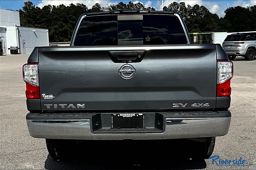 2018 Nissan Titan SV photo 5
