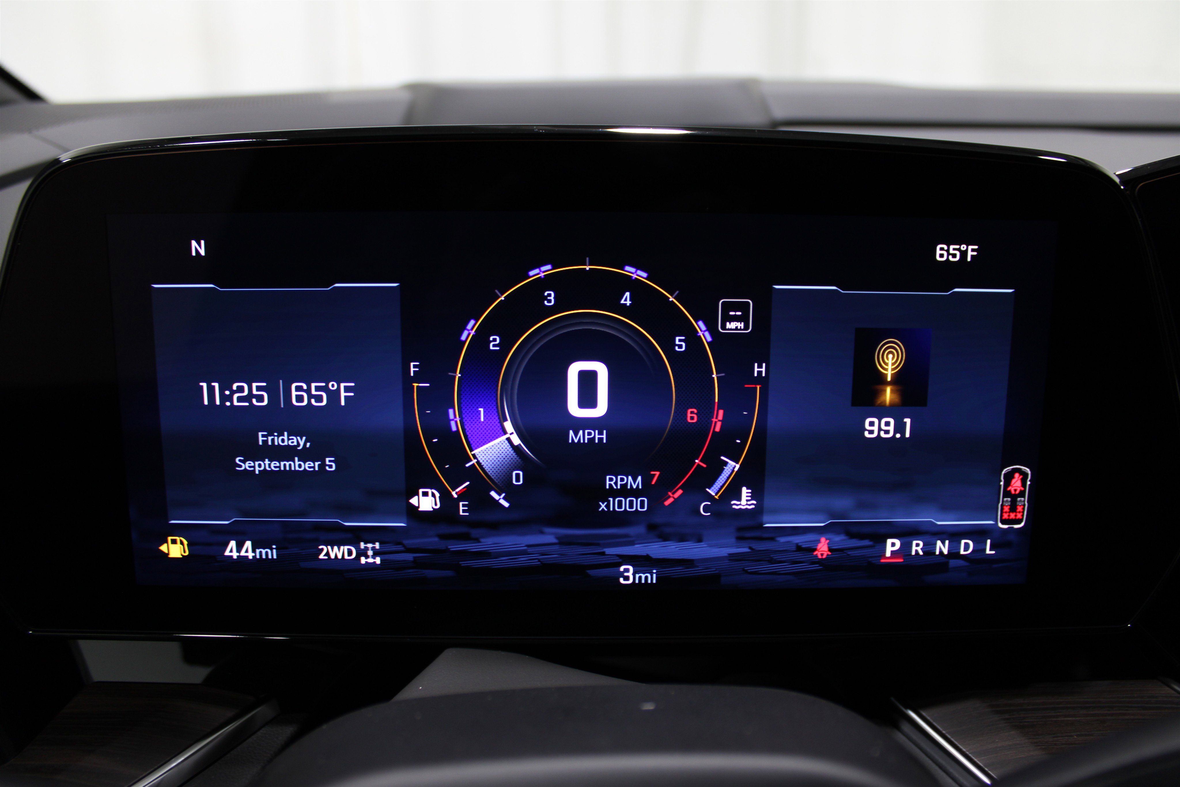 2025 Chevrolet Suburban Premier photo 2