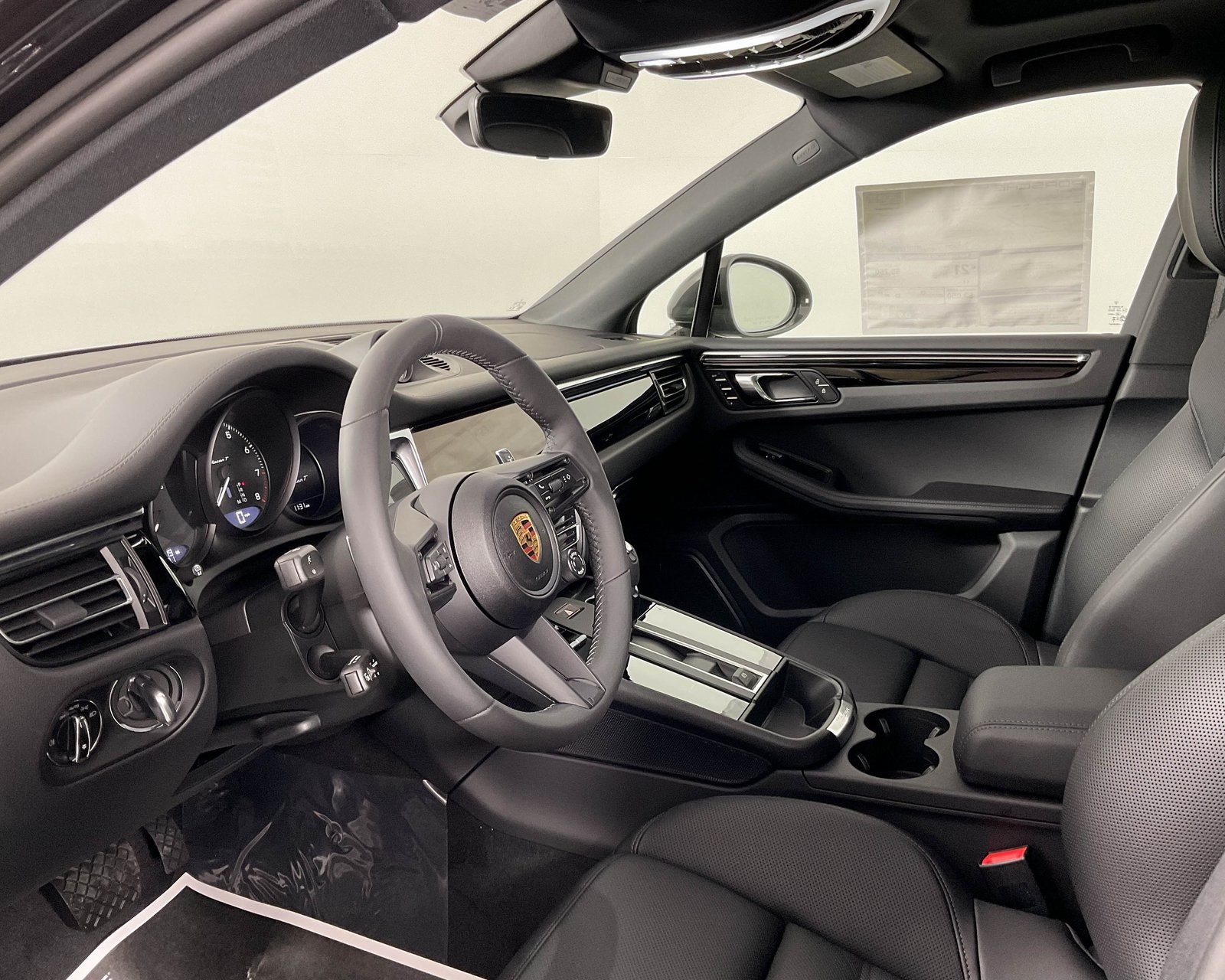 2025 Porsche Macan T photo 4